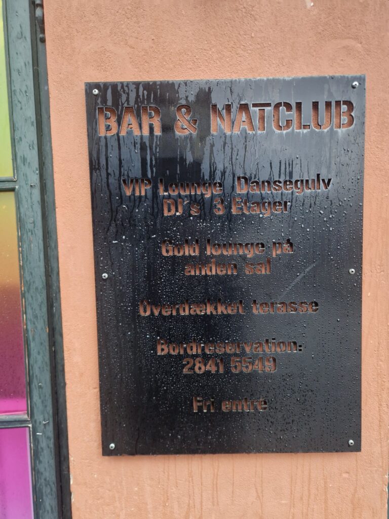 Originalt natklub skilt